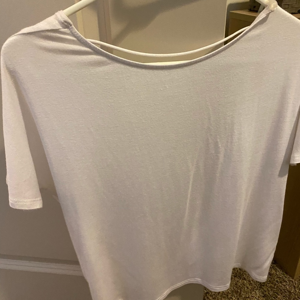 Silky white t-shirt with the back open